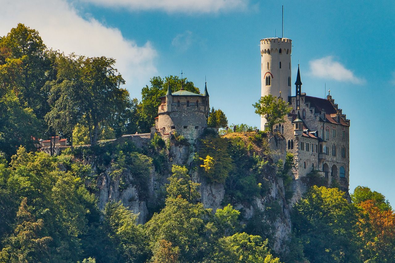 Schloss vor blauem Himmel im Wald