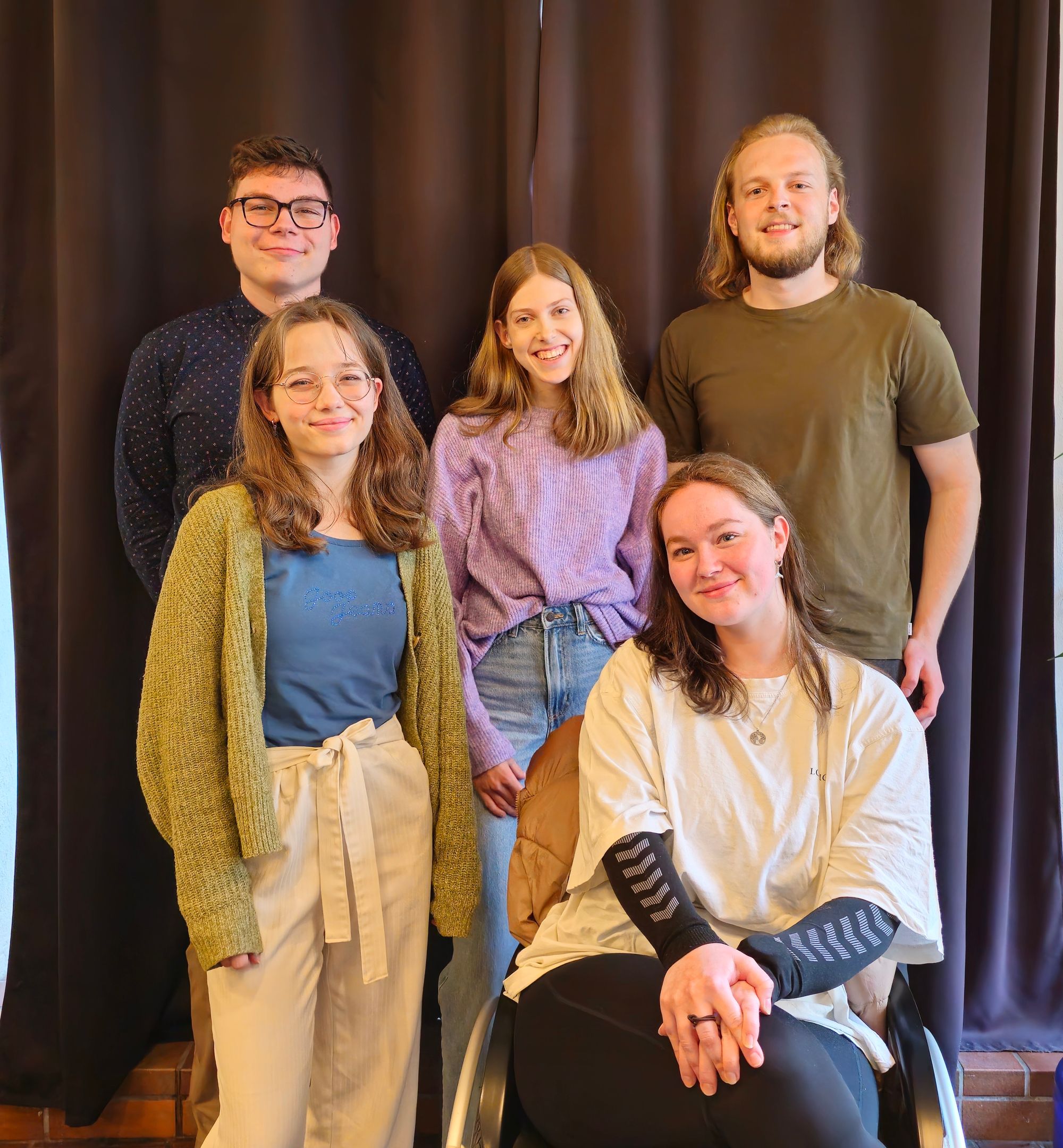 Der neugewählte Grüne Jugend Vorstand steht nebeneinander und lächelt: Lukas Raab, Charlotte Stocker, Eleanor Weber, Anna-Lena Schmidt, Jonas Haug